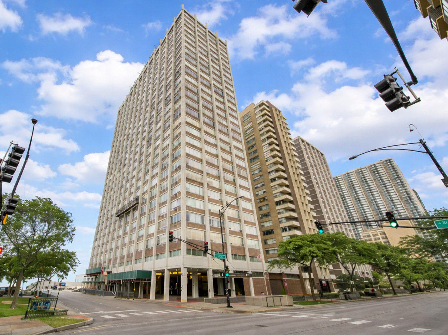 6171 North Sheridan Road, Unit 2104 Chicago, IL 60660 - Photo 1 of 18 a front view of a building