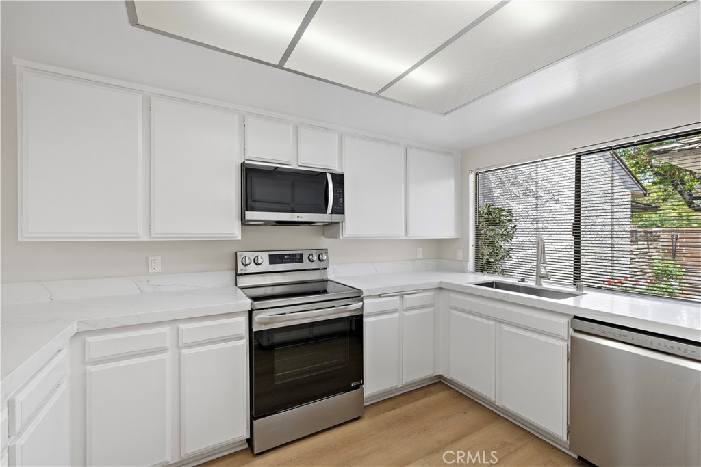 17284 Citron Irvine, CA 92612 - Photo 18 of 21 Kitchen