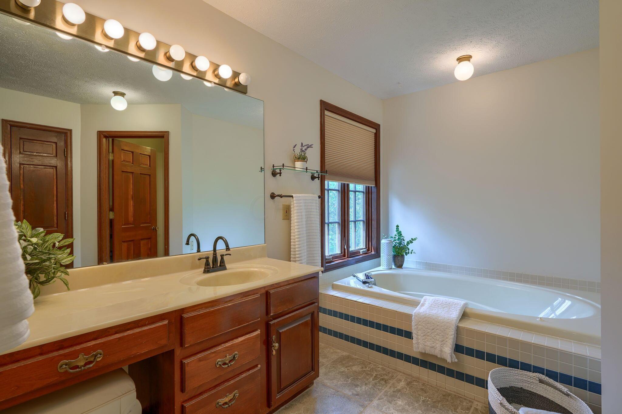 1457 Woodridge Road Marion, OH 43302 - Photo 28 of 80 Master Bath