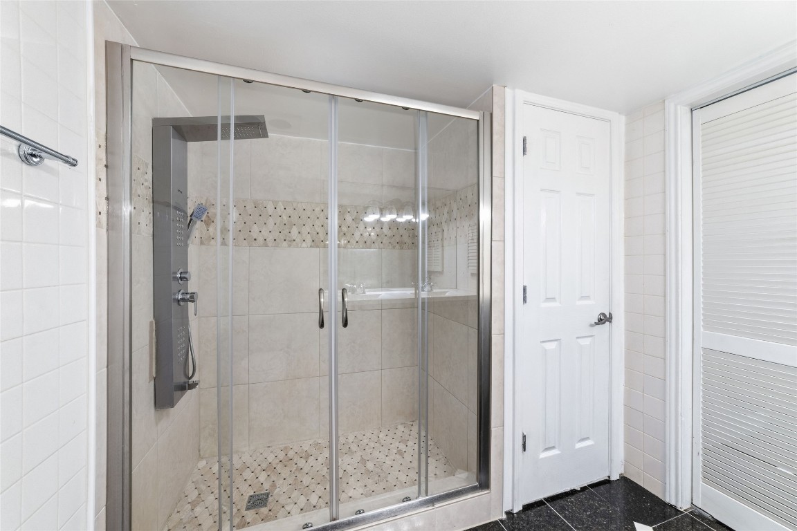5050 Ambassador Way, Unit 309 Houston, TX 77056 - Photo 33 of 42 a bathroom with a glass shower door