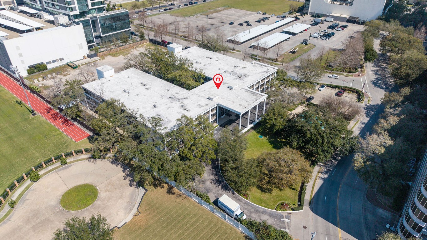5050 Ambassador Way, Unit 309 Houston, TX 77056 - Photo 41 of 42 an aerial view of a house with a swimming pool