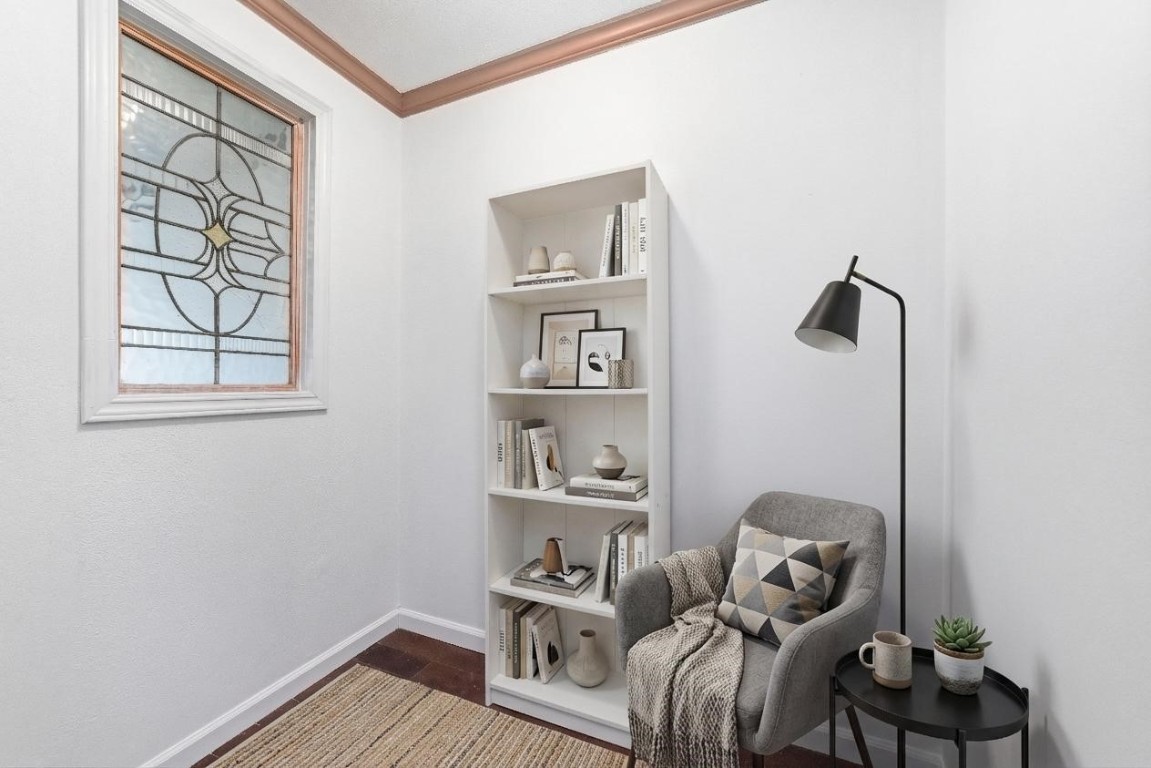 5050 Ambassador Way, Unit 309 Houston, TX 77056 - Photo 8 of 42 a bedroom with a bed and a window