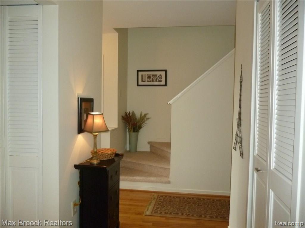 698 Charing Court Rochester Hills, MI 48307 - Photo 7 of 28