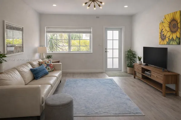 $3,200 | 701 Meridian Avenue, Unit 4, Miami Beach, FL 33139