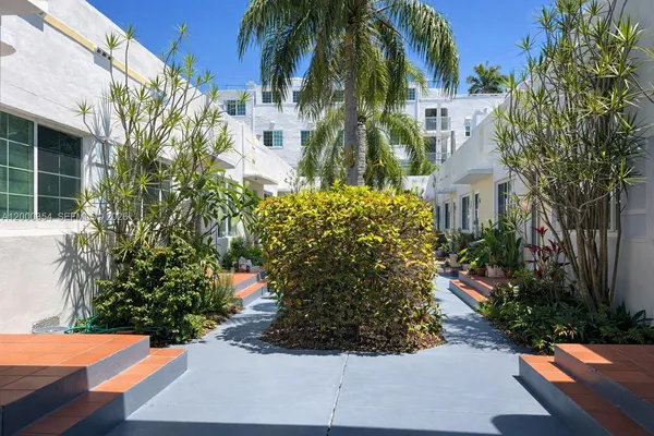 $3,200 | 701 Meridian Avenue, Unit 4, Miami Beach, FL 33139