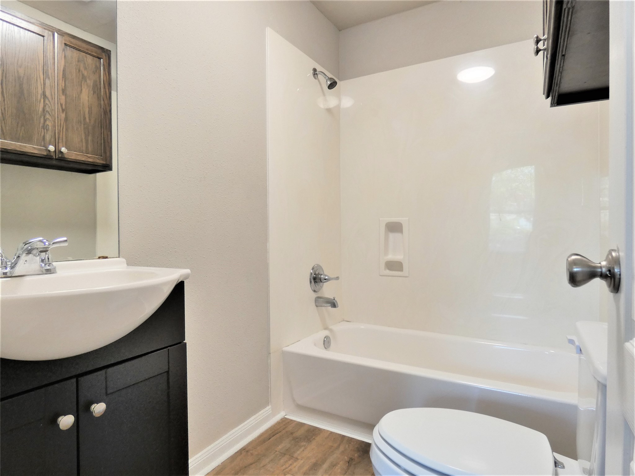 507 Houston Street, Unit 4 Rosenberg, TX 77471 - Photo 13 of 27 a bathroom with a sink toilet and bathtub