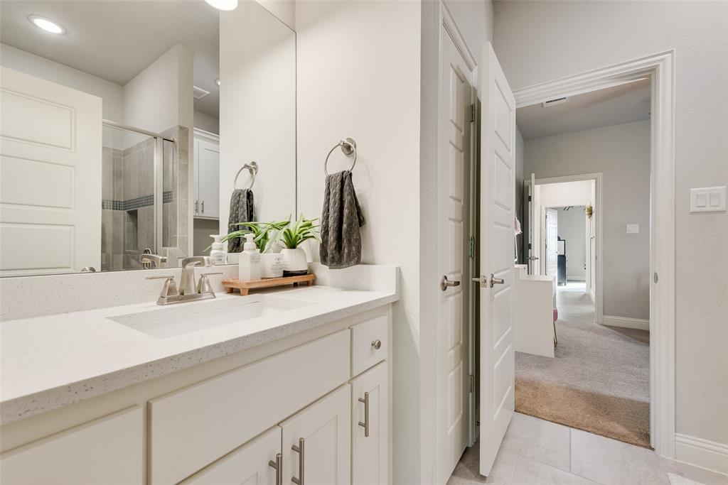 101 Oxford Court Weatherford, TX 76088 - Photo 24 of 35 Bathroom 3