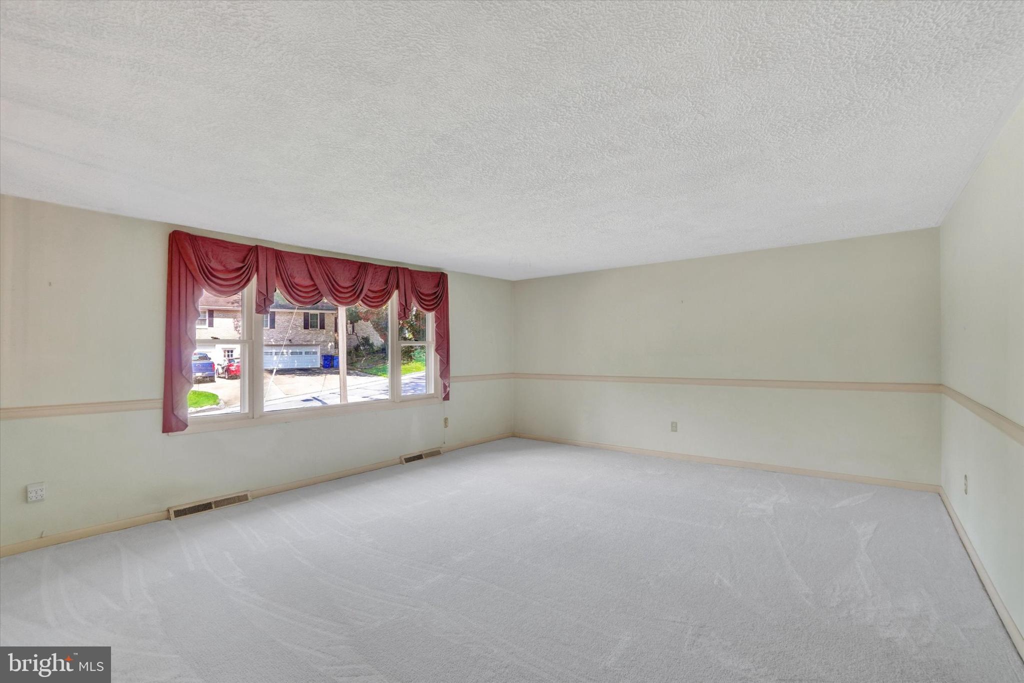1818 Crestlyn Road York, PA 17403 - Photo 4 of 37 Gallery Image 4