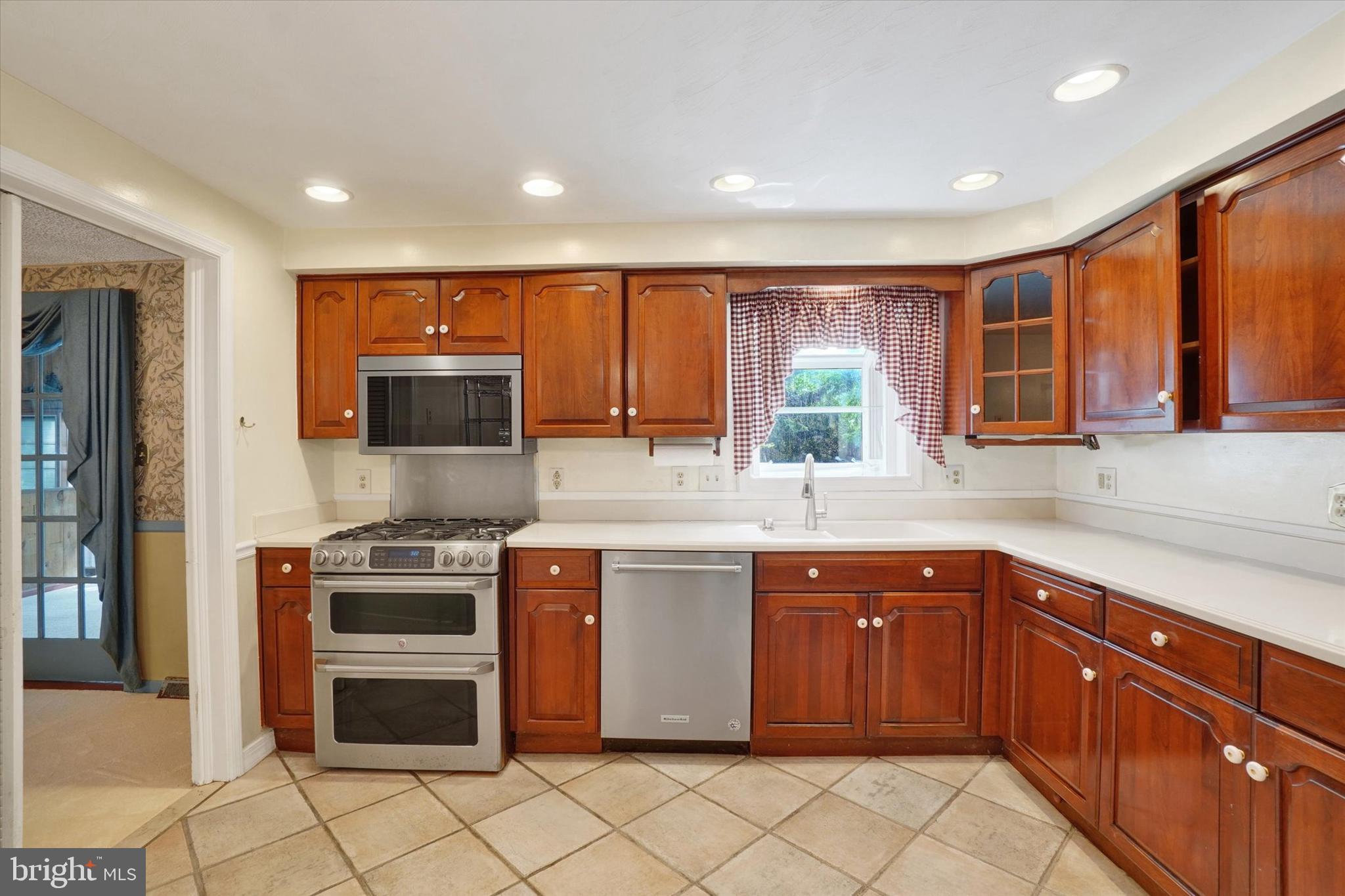 1818 Crestlyn Road York, PA 17403 - Photo 10 of 37 Gallery Image 10