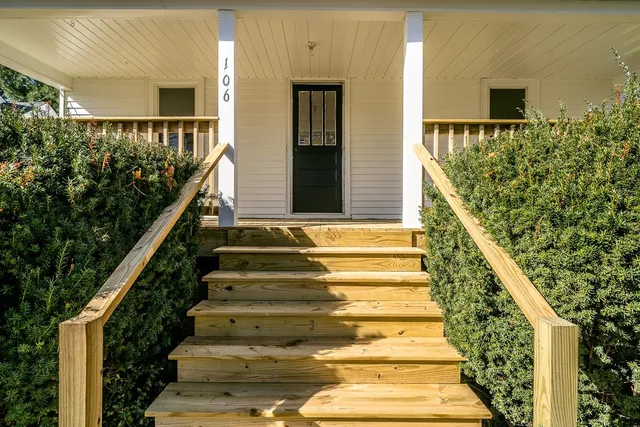a view of entryway with a front door