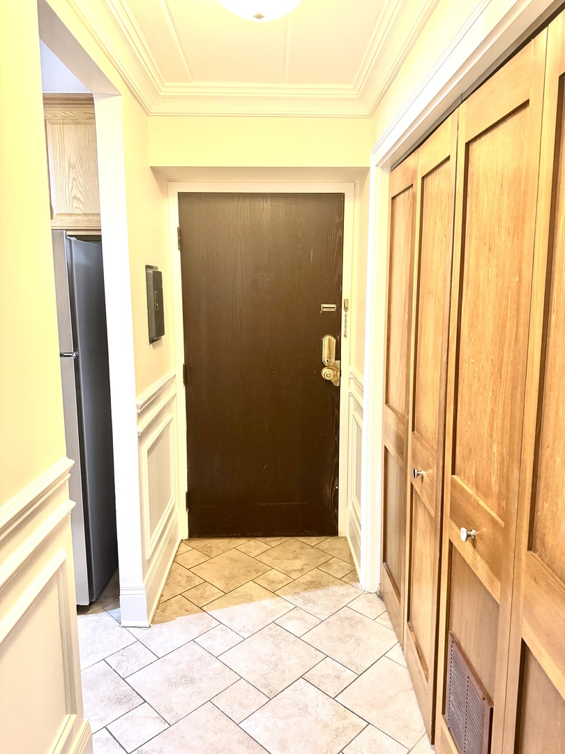 300 South Roselle Road, Unit 207 Schaumburg, IL 60193 - Photo 2 of 17 a bathroom with a shower and a tub