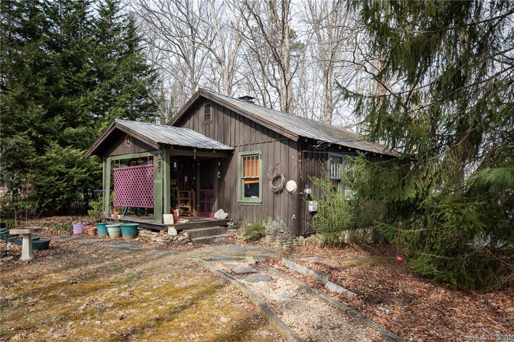 a view of a house with backyard