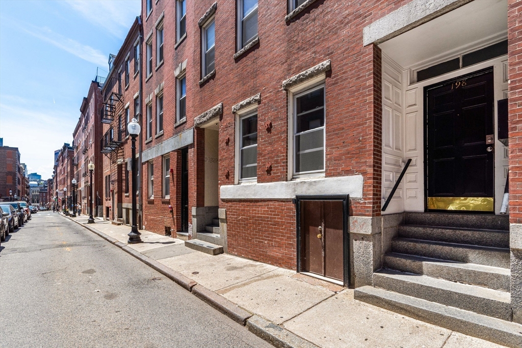 198 Salem Street, Unit 2 Boston, MA 02113 - Photo 20 of 21 front view of a brick building