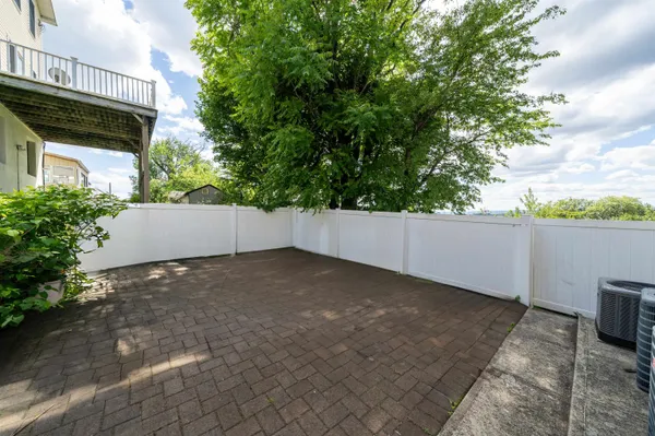 a view of a backyard