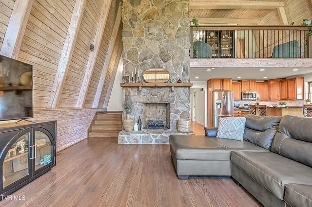 $850,000 | 21072 Delmar Road, Damascus, VA 24236