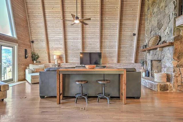 $850,000 | 21072 Delmar Road, Damascus, VA 24236