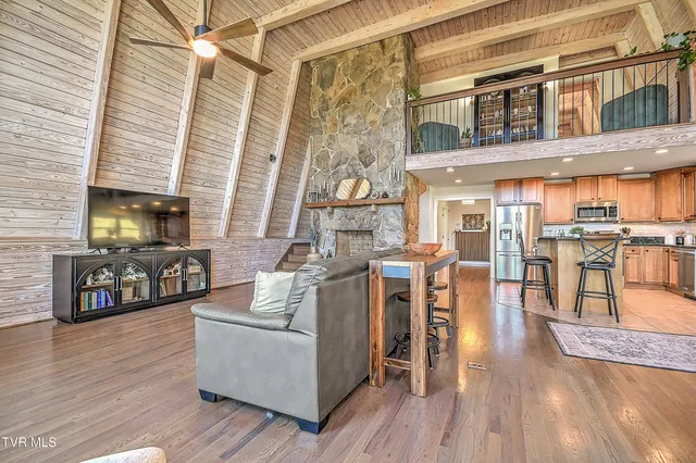 $850,000 | 21072 Delmar Road, Damascus, VA 24236