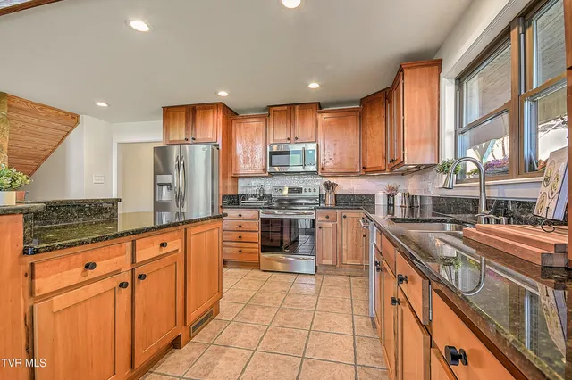 $850,000 | 21072 Delmar Road, Damascus, VA 24236