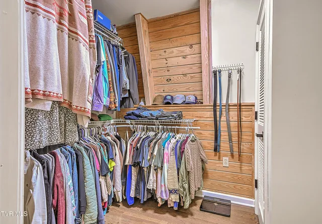 $850,000 | 21072 Delmar Road, Damascus, VA 24236