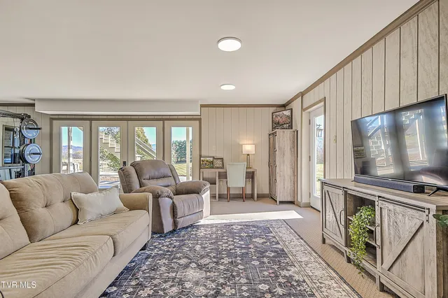 $850,000 | 21072 Delmar Road, Damascus, VA 24236