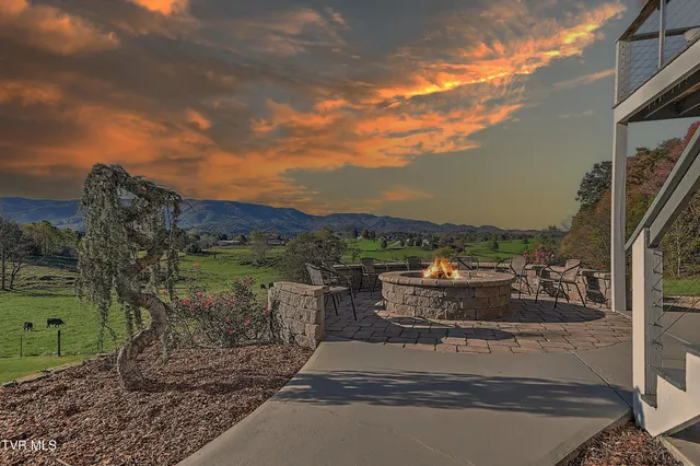 $850,000 | 21072 Delmar Road, Damascus, VA 24236