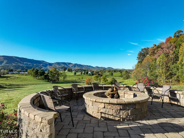 $850,000 | 21072 Delmar Road, Damascus, VA 24236