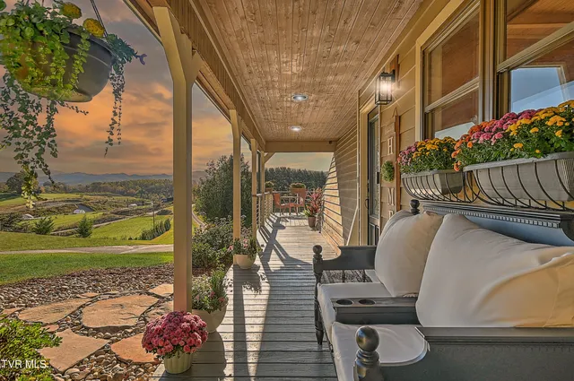 $850,000 | 21072 Delmar Road, Damascus, VA 24236