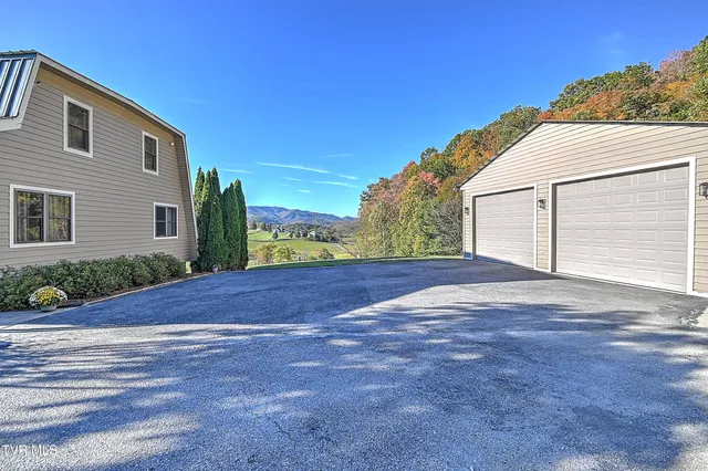 $850,000 | 21072 Delmar Road, Damascus, VA 24236