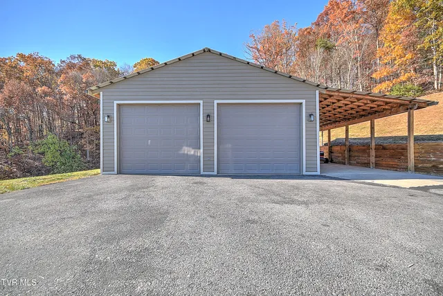 $850,000 | 21072 Delmar Road, Damascus, VA 24236