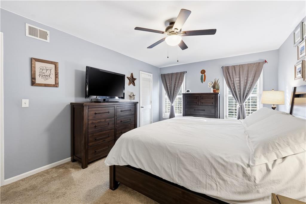 1101 Collier Road Northwest, Unit Q6 Atlanta, GA 30318 - Photo 9 of 20 a bedroom with a bed and a flat screen tv