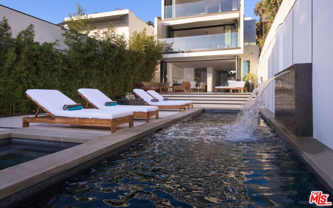 924 Palisades Beach Road Santa Monica, CA 90403 - Photo 39 of 54 a view of a chairs and tables in the balcony