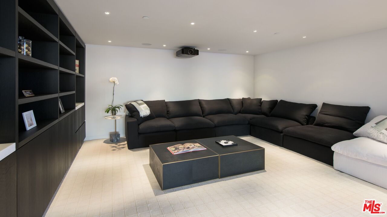 924 Palisades Beach Road Santa Monica, CA 90403 - Photo 46 of 54 a living room with furniture