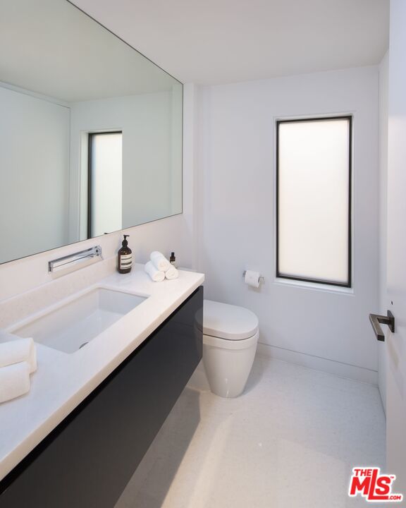 924 Palisades Beach Road Santa Monica, CA 90403 - Photo 47 of 54 a bathroom with a toilet sink and mirror