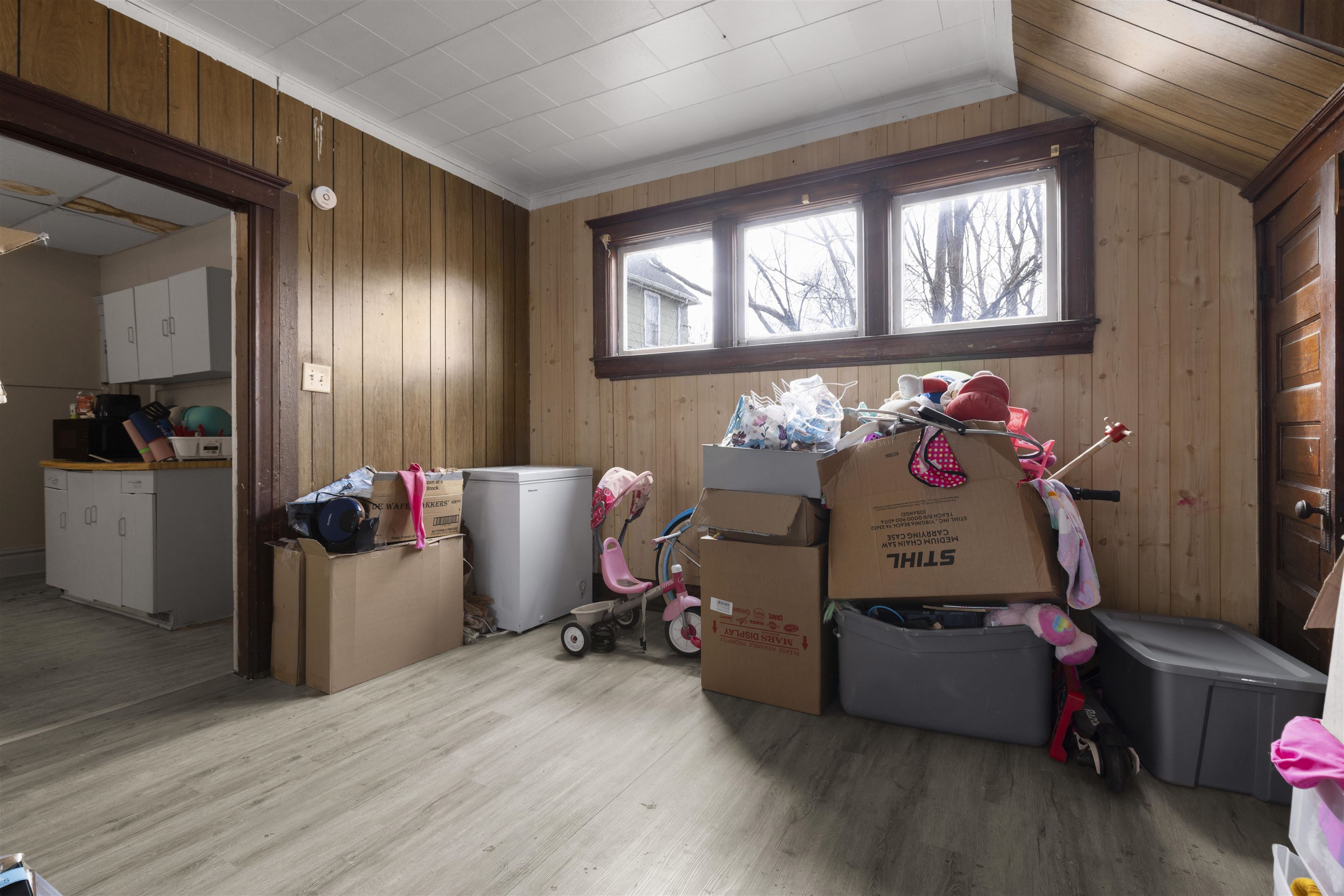 455 South State Avenue Freeport, IL 61032 - Photo 4 of 8 a bedroom with furniture and a window