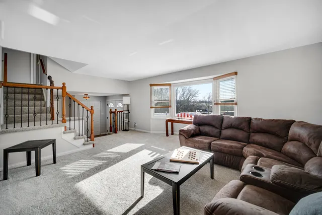 $477,500 | 960 Norman Drive, Hoffman Estates, IL 60192