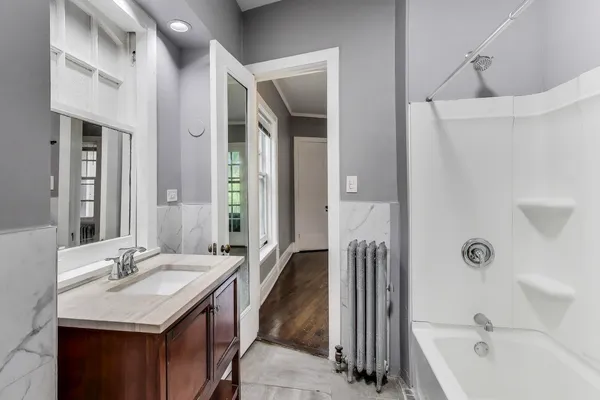 $300,000 | 1615 East Hyde Park Boulevard, Unit 2, Chicago, IL 60615