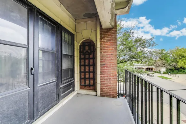 $300,000 | 1615 East Hyde Park Boulevard, Unit 2, Chicago, IL 60615