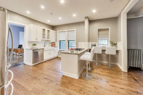 $300,000 | 1615 East Hyde Park Boulevard, Unit 2, Chicago, IL 60615