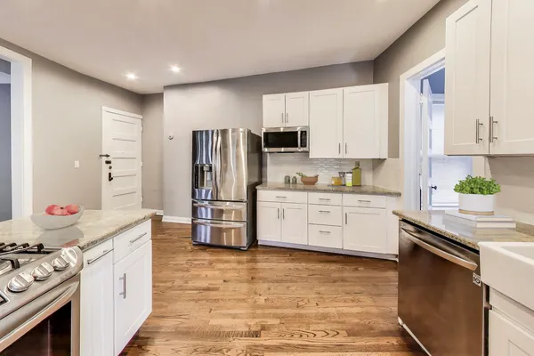 $300,000 | 1615 East Hyde Park Boulevard, Unit 2, Chicago, IL 60615