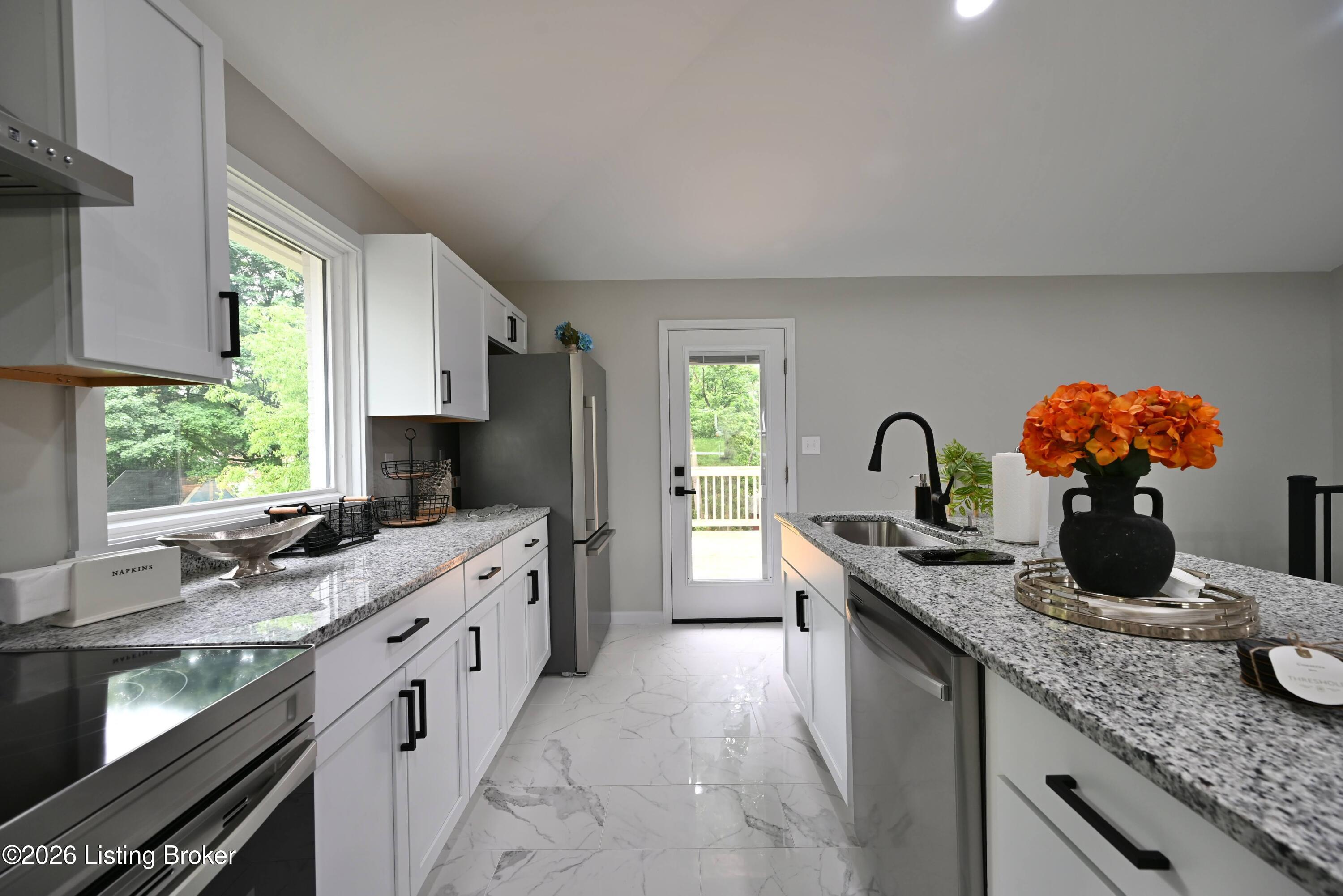 5921 BlueStone Road Louisville, KY 40219 - Photo 15 of 54 DSC_5619