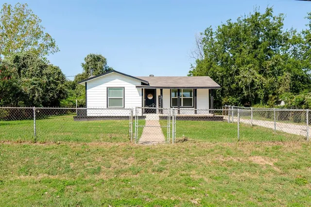 $245,000 | 205 Oregon Avenue, Azle, TX 76020