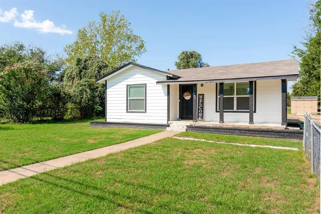 $245,000 | 205 Oregon Avenue, Azle, TX 76020