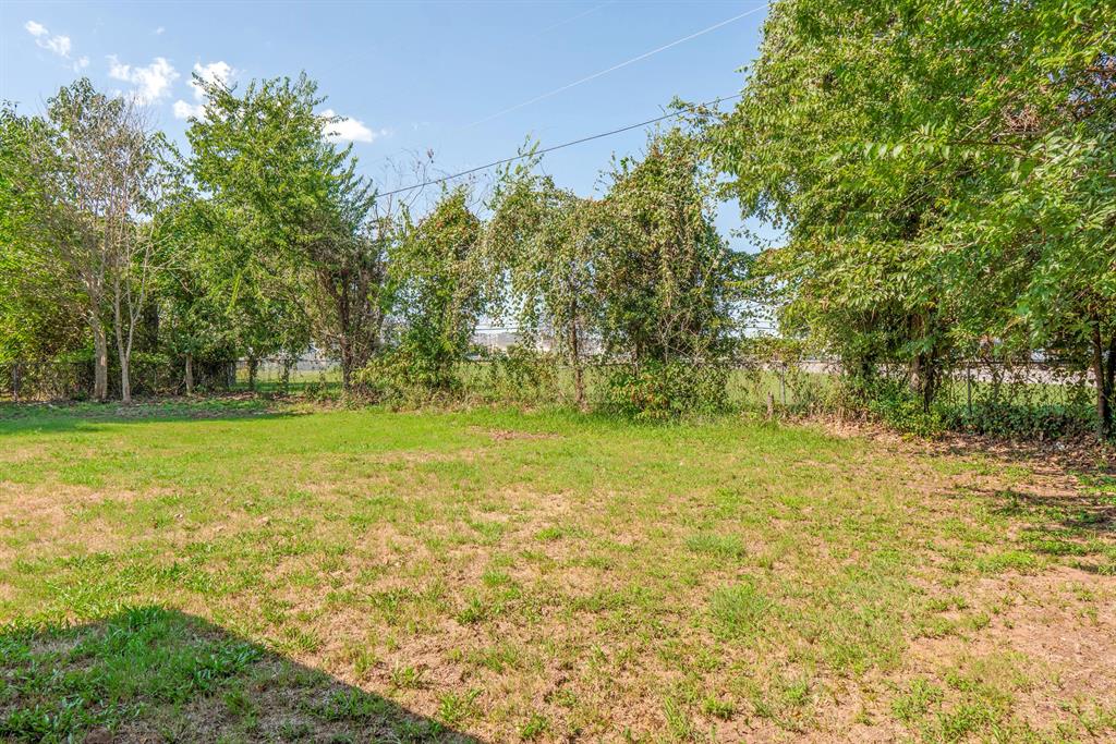 205 Oregon Avenue Azle, TX 76020 - Photo 34 of 40 View of yard