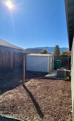 a view of a backyard