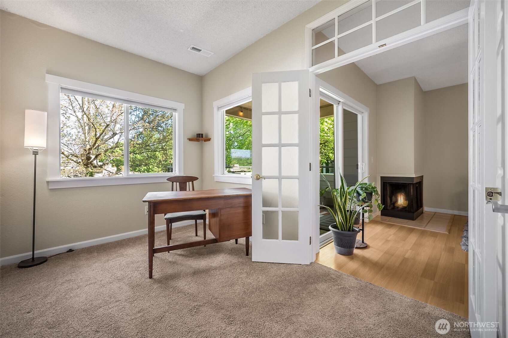 7331 Old Redmond Road, Unit 121 Redmond, WA 98052 - Photo 18 of 28 a living room with furniture and a potted plant