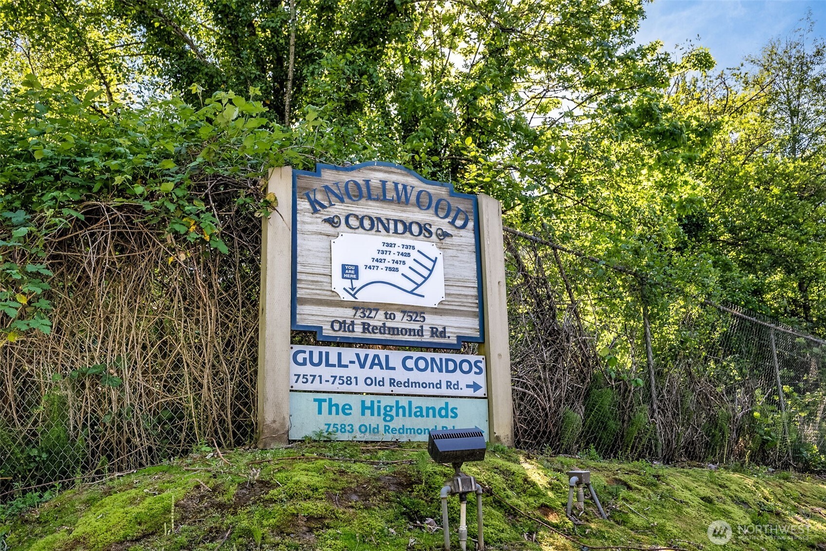 7331 Old Redmond Road, Unit 121 Redmond, WA 98052 - Photo 25 of 28 a sign that is sitting on a brick wall