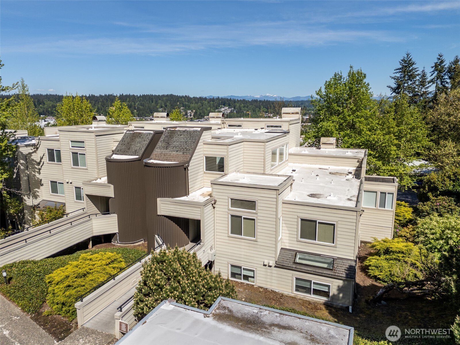 7331 Old Redmond Road, Unit 121 Redmond, WA 98052 - Photo 26 of 28 a white building with a outdoor space