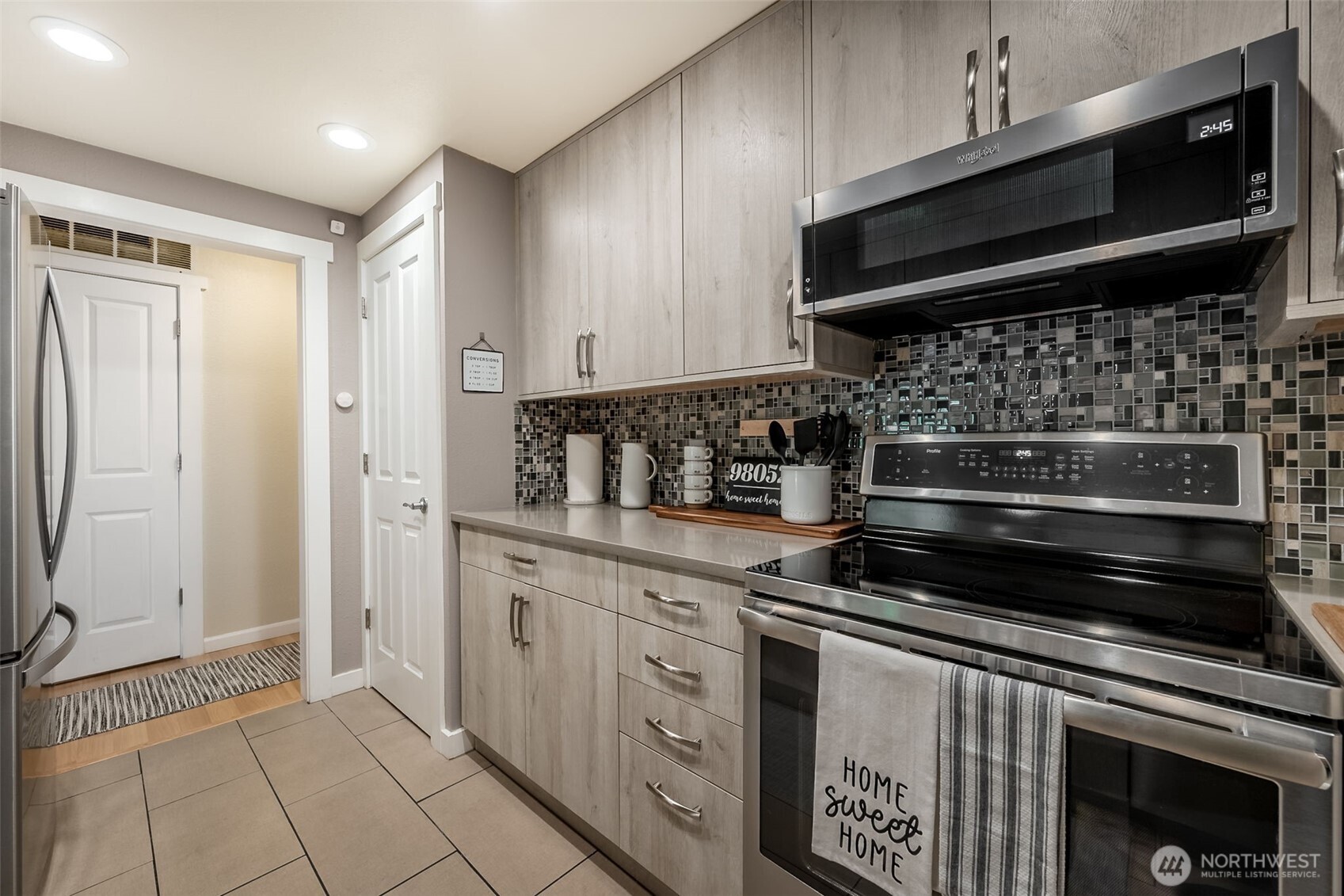 7331 Old Redmond Road, Unit 121 Redmond, WA 98052 - Photo 10 of 28 a kitchen with appliances and cabinets