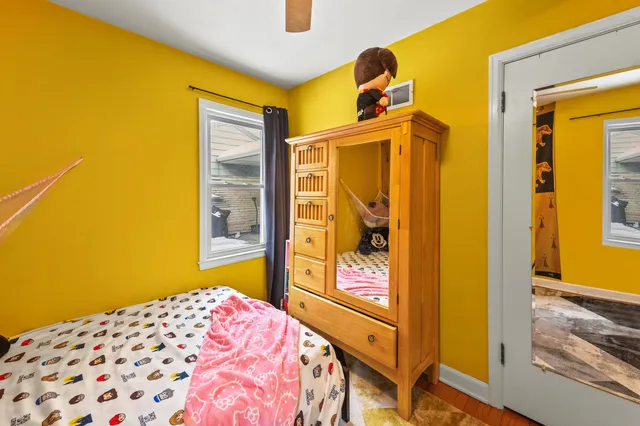 $399,900 | 412 East Spooner Road, Fox Point, WI 53217