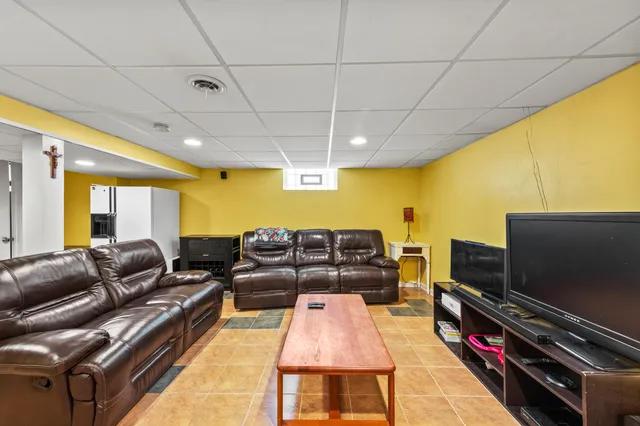 $399,900 | 412 East Spooner Road, Fox Point, WI 53217